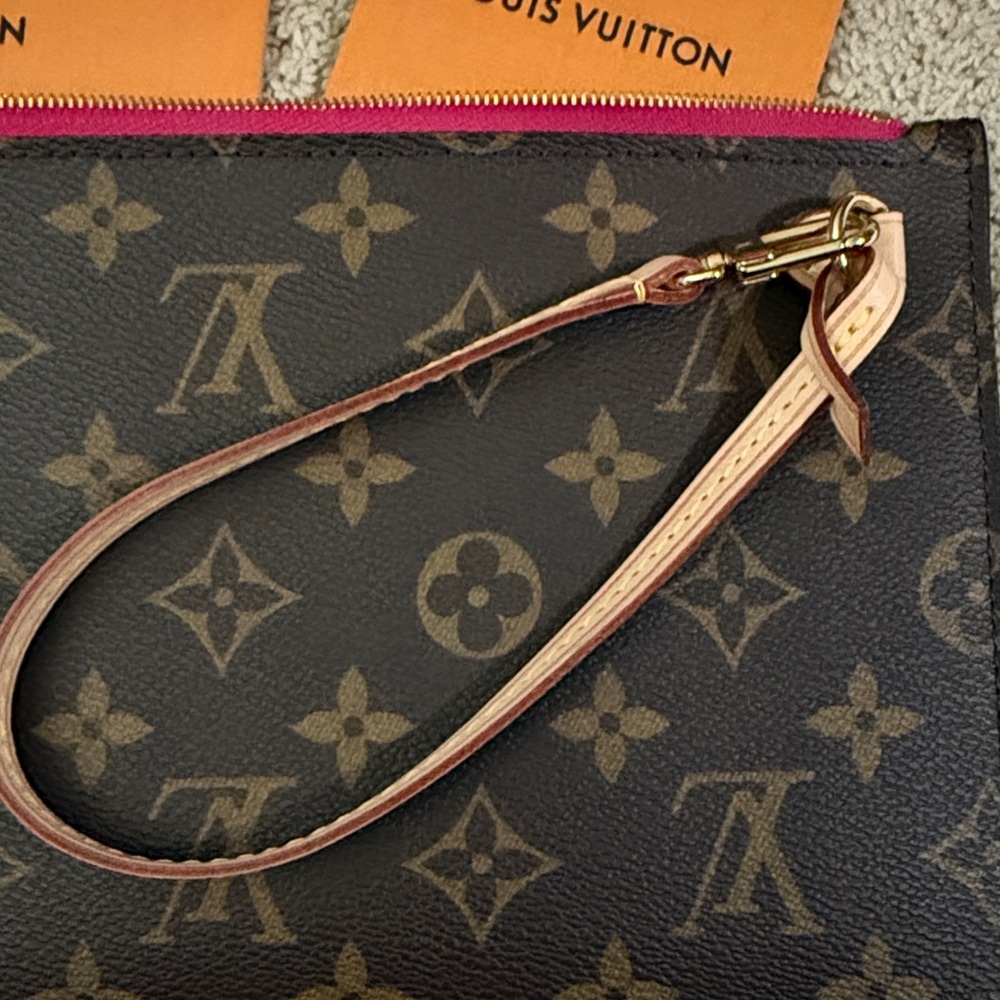 Louis Vuitton Brown and Tan Monogram Clutch - Picture 4 of 5